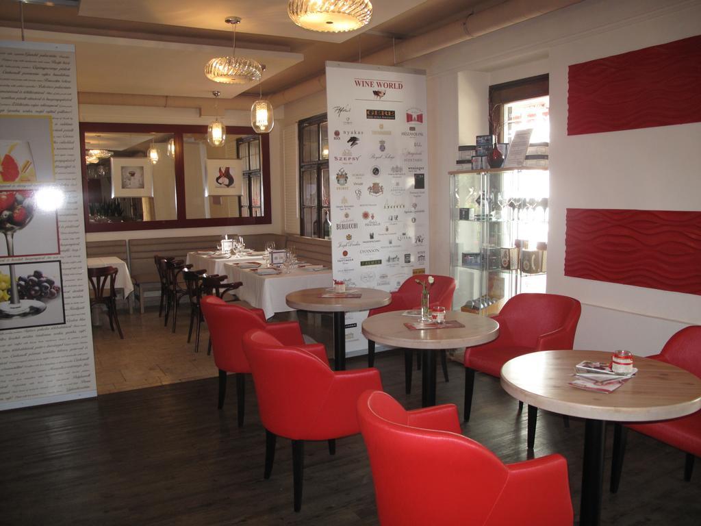 Riviera Rooms Vendegszobak Mosonmagyarovar Ngoại thất bức ảnh