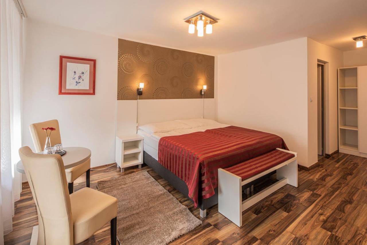 Riviera Rooms Vendegszobak Mosonmagyarovar Ngoại thất bức ảnh