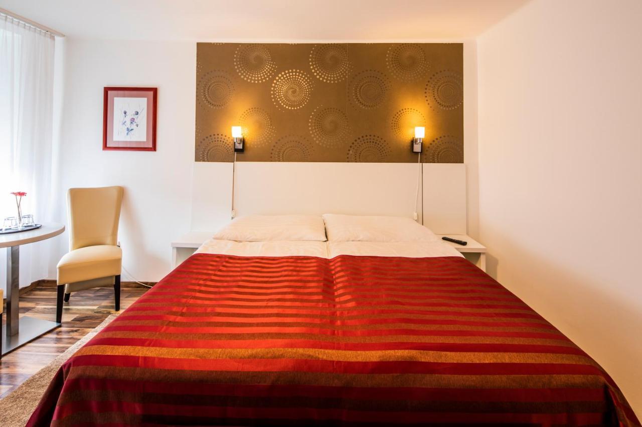 Riviera Rooms Vendegszobak Mosonmagyarovar Ngoại thất bức ảnh