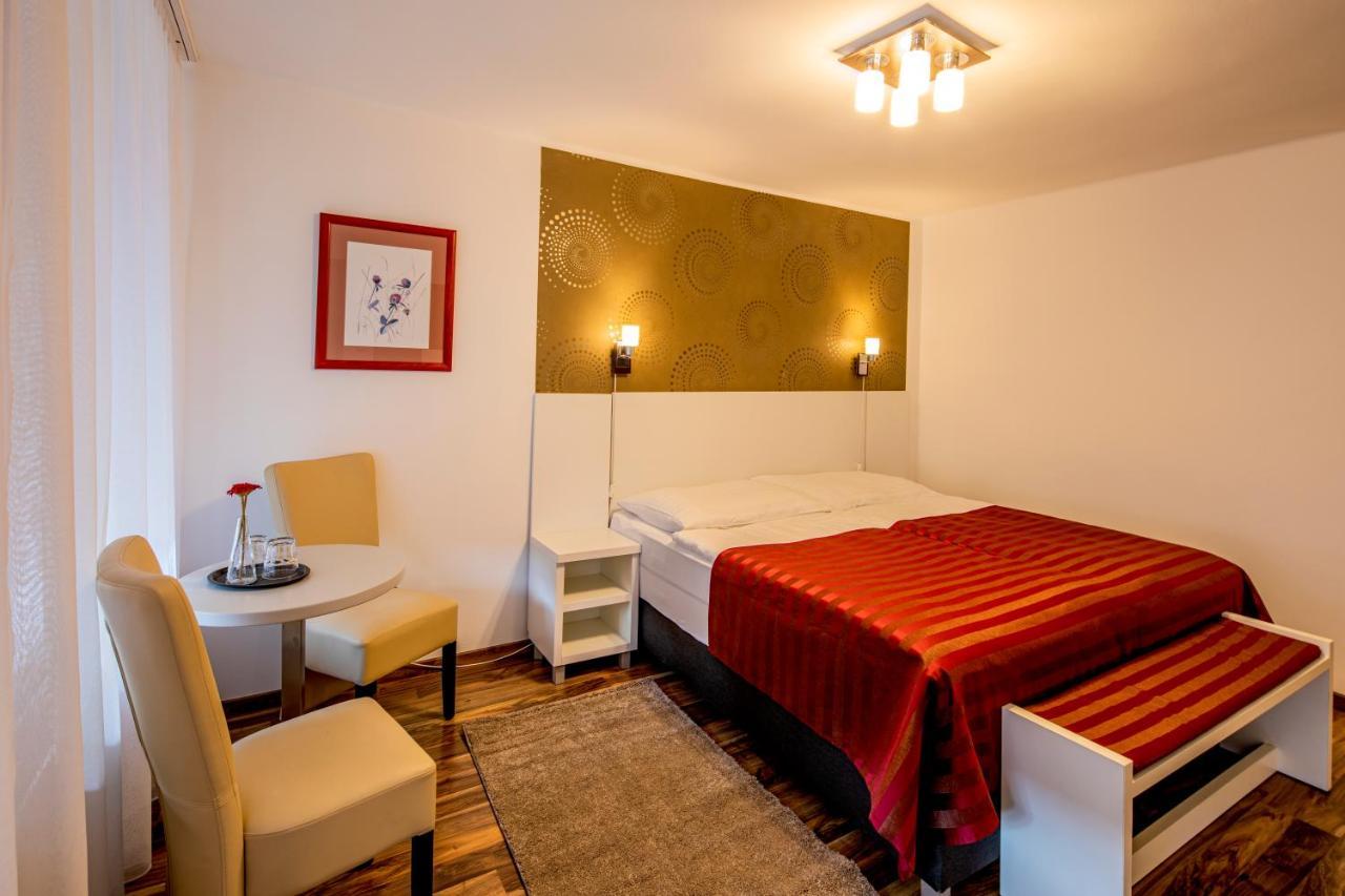 Riviera Rooms Vendegszobak Mosonmagyarovar Ngoại thất bức ảnh